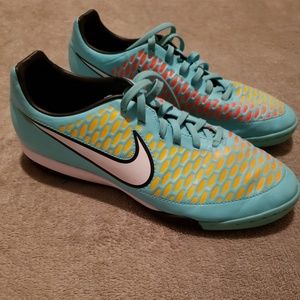 Indoor soccer shoes